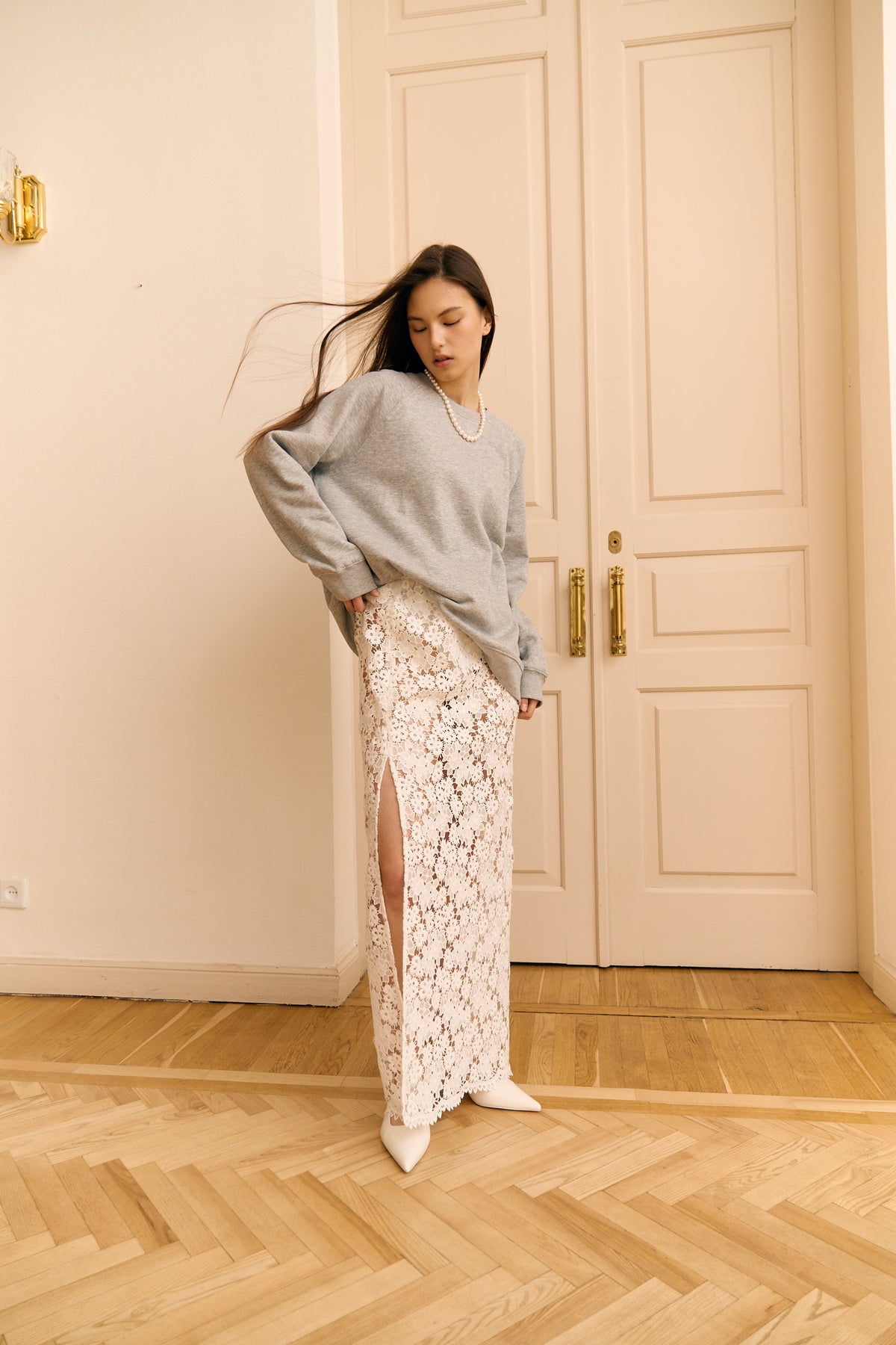 Спідниця мереживна з розрізом біла LACE COLUMN