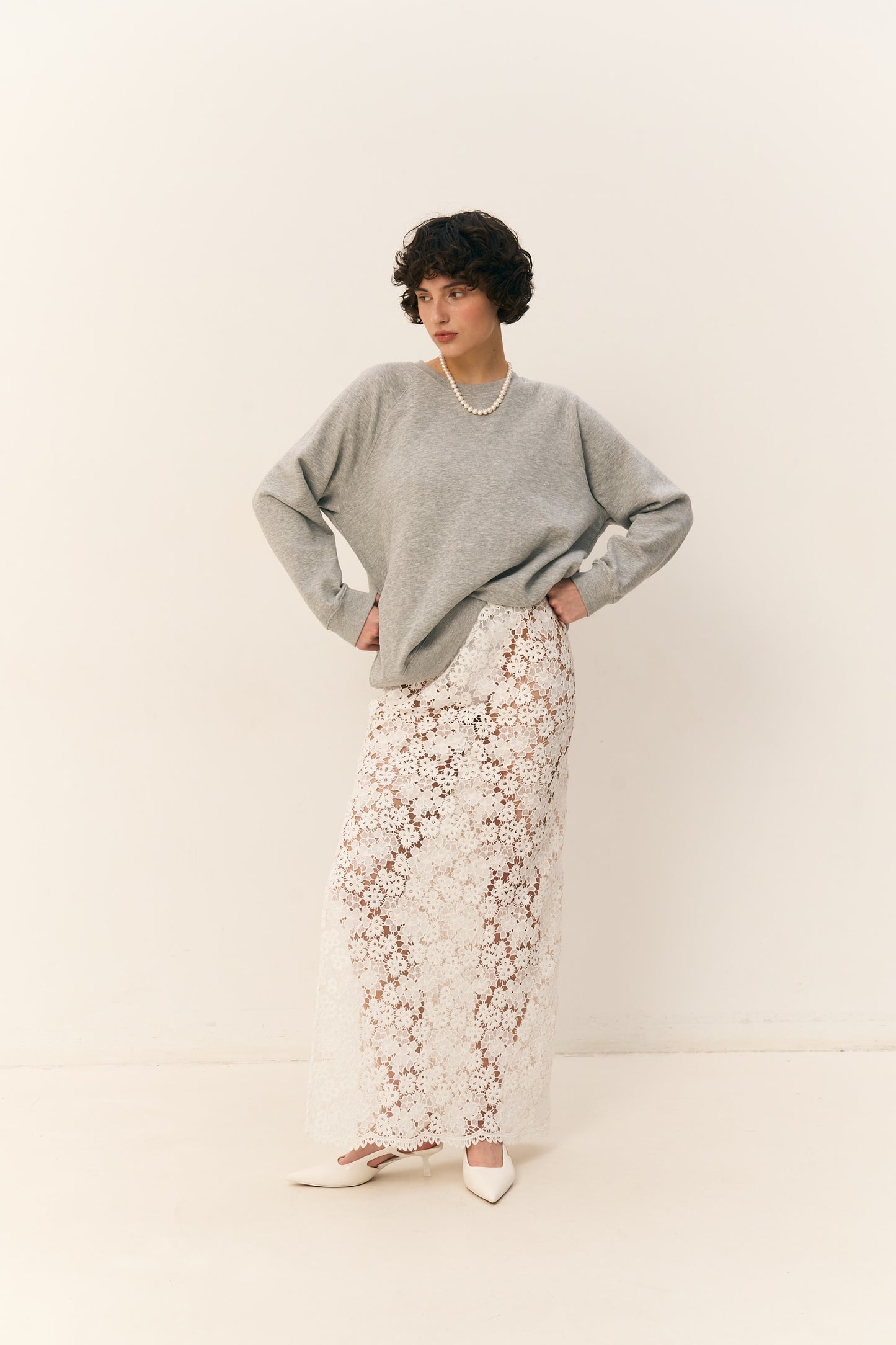 Спідниця мереживна з розрізом збоку біла