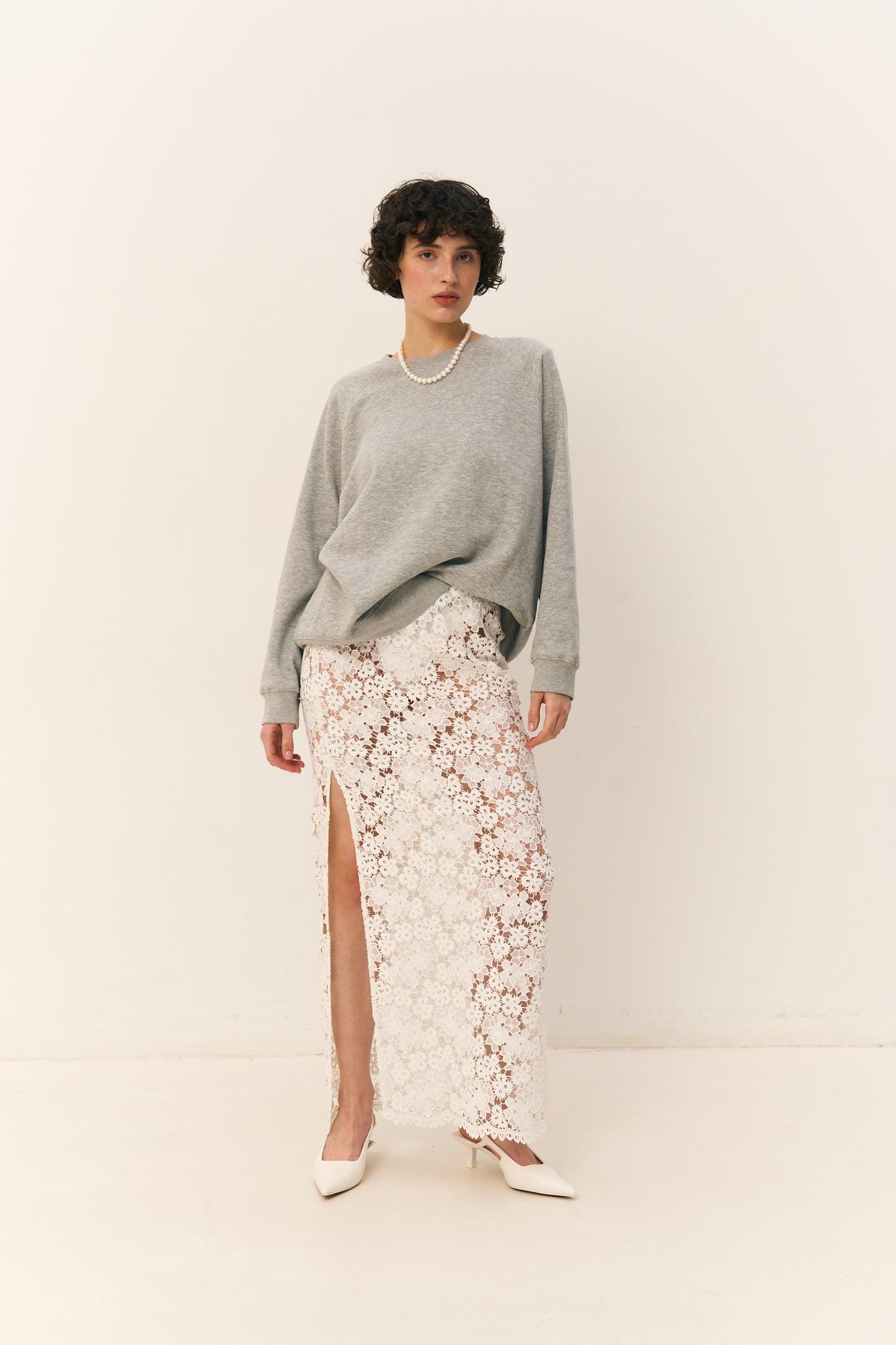 Спідниця мереживна з розрізом збоку біла