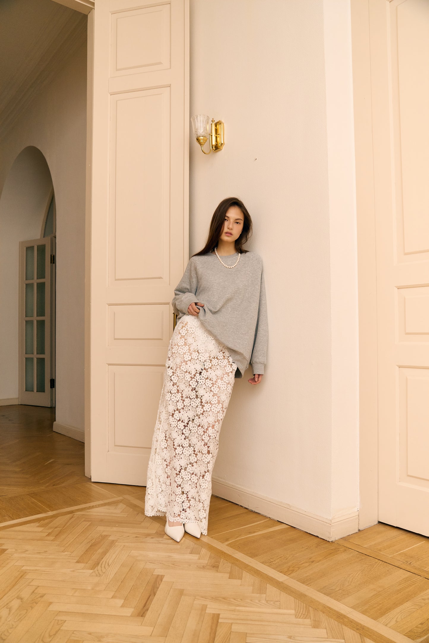 Спідниця мереживна з розрізом збоку біла