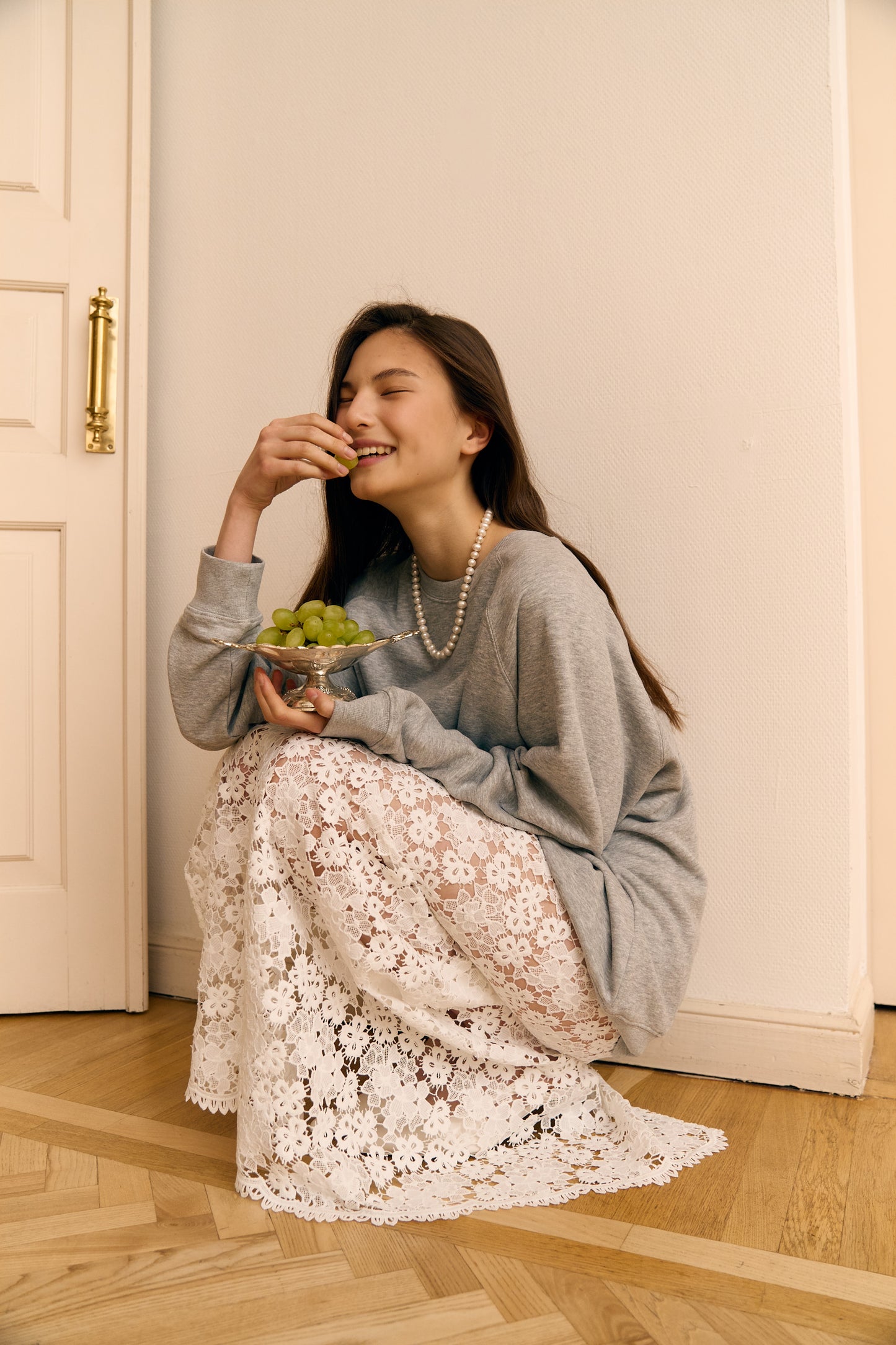 Спідниця мереживна з розрізом збоку біла